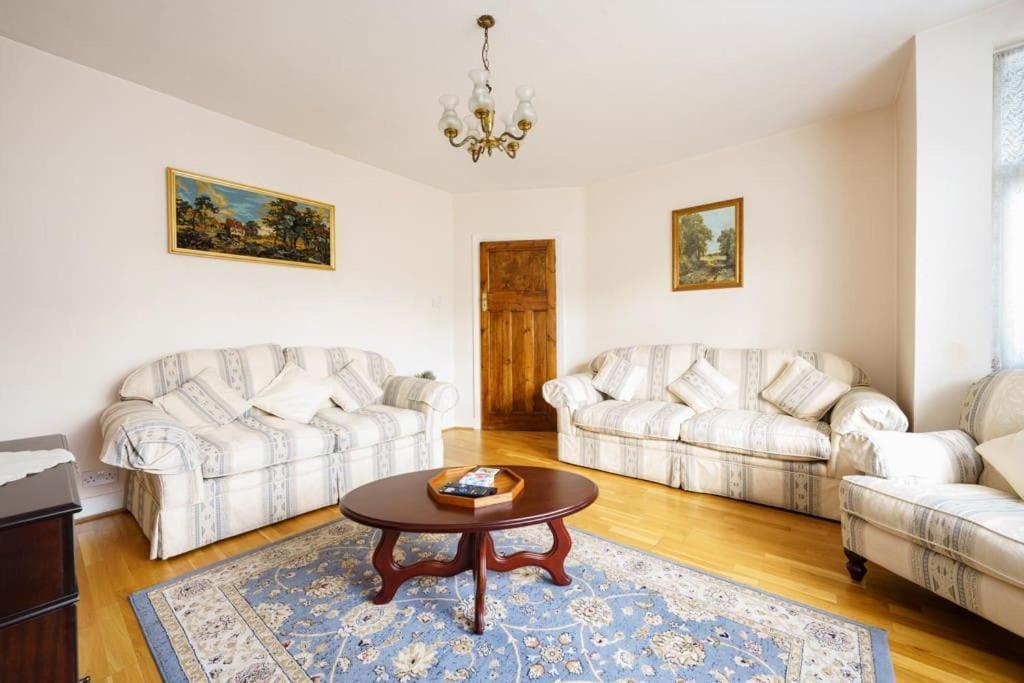 Wembley Arch View, 4-bed House, Drive For 2 Cars Апартаменты *