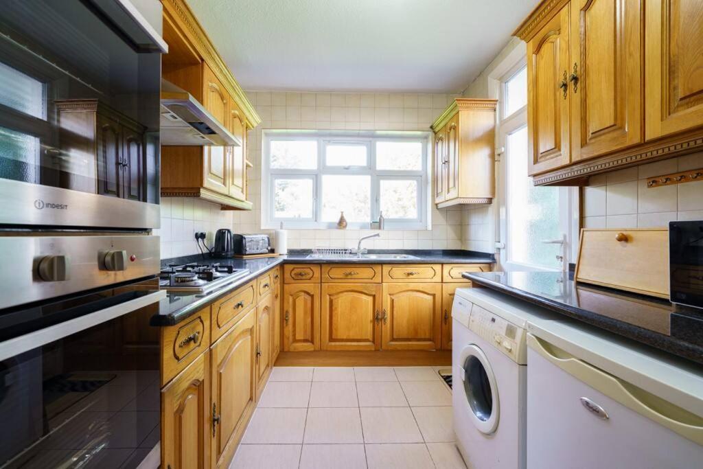 Wembley Arch View, 4-bed House, Drive For 2 Cars * Лондон