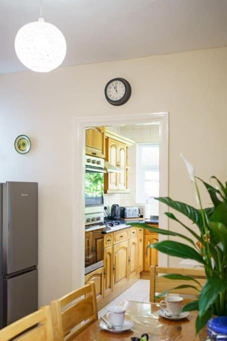Апартаменты Wembley Arch View, 4-bed House, Drive For 2 Cars *