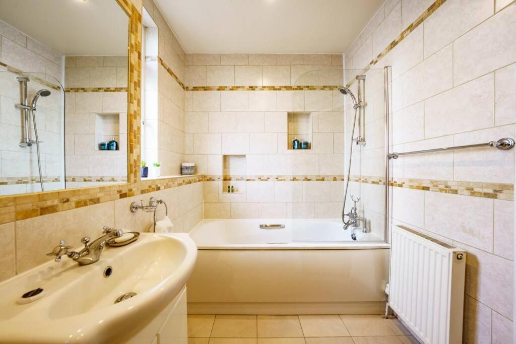 Wembley Arch View, 4-bed House, Drive For 2 Cars * Лондон