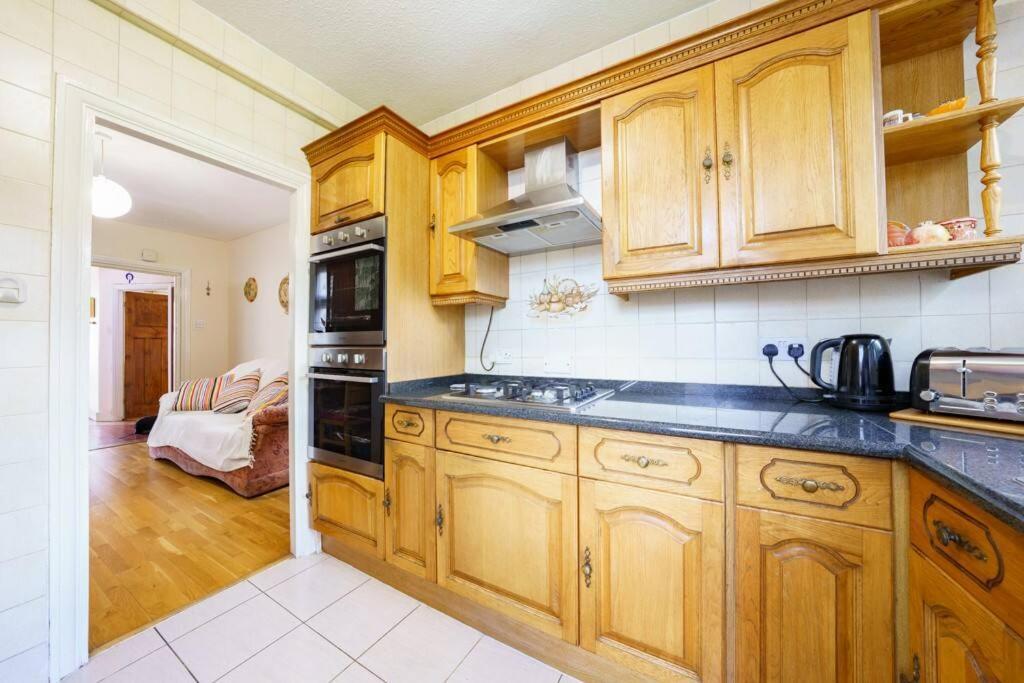 Wembley Arch View, 4-bed House, Drive For 2 Cars * Лондон
