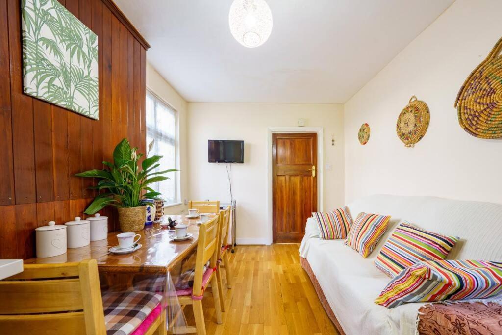 Wembley Arch View, 4-bed House, Drive For 2 Cars Апартаменты Лондон