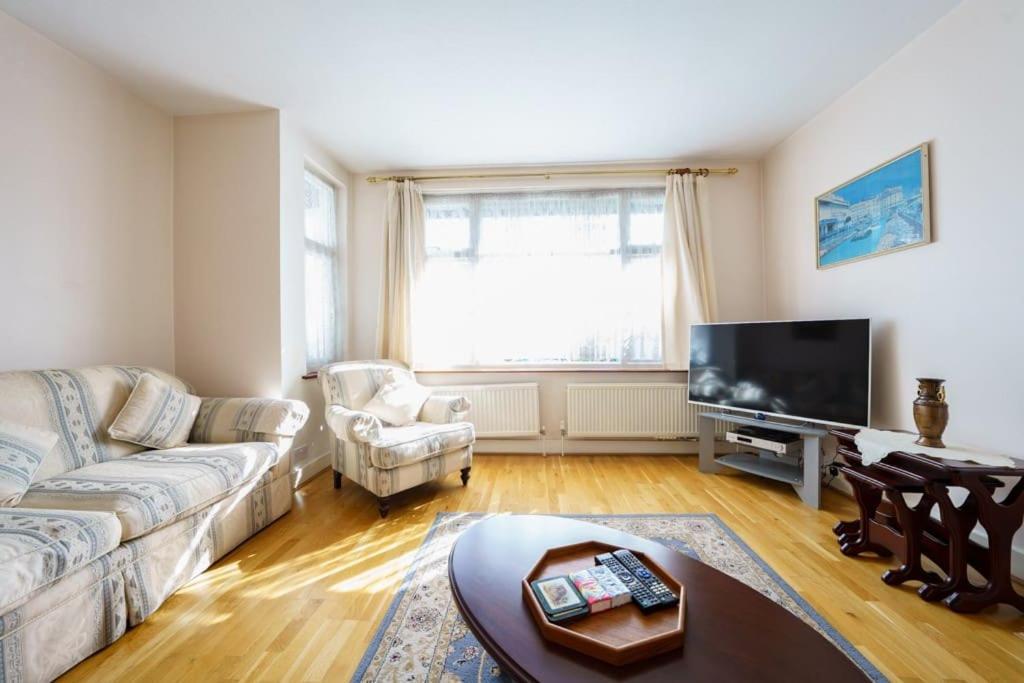 Wembley Arch View, 4-bed House, Drive For 2 Cars Апартаменты