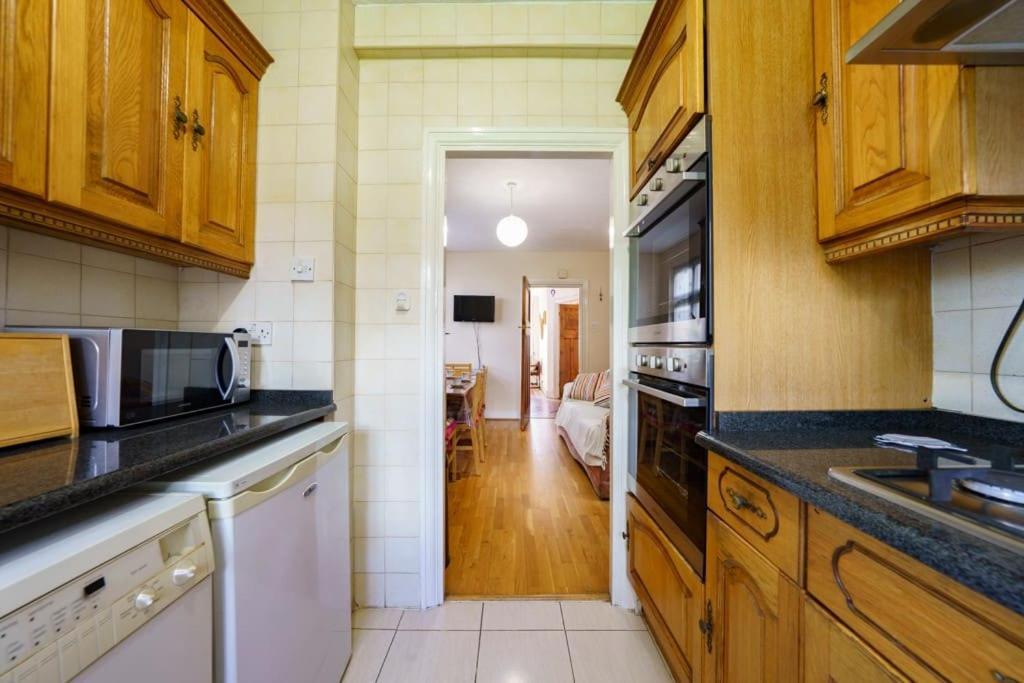 Wembley Arch View, 4-bed House, Drive For 2 Cars Апартаменты *