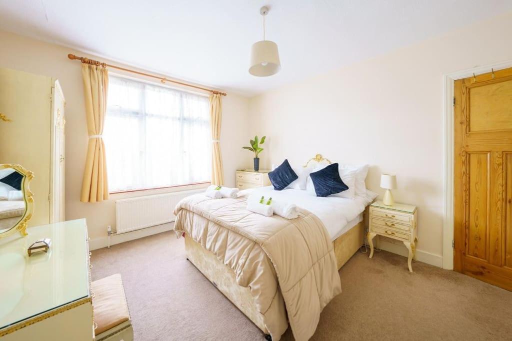 Апартаменты Wembley Arch View, 4-bed House, Drive For 2 Cars