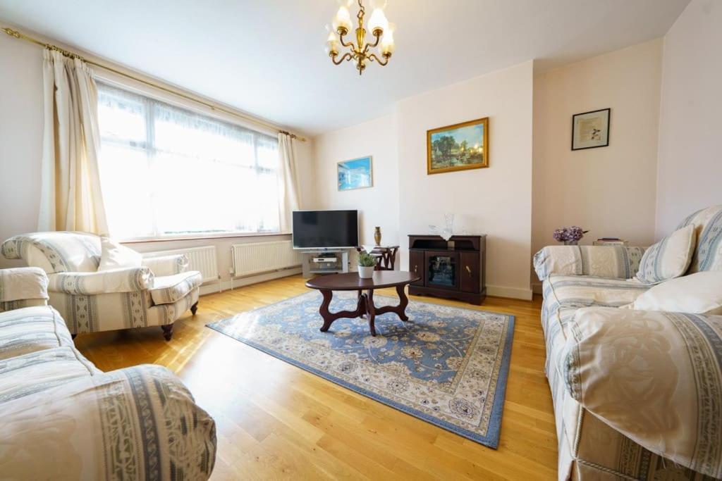 Апартаменты Wembley Arch View, 4-bed House, Drive For 2 Cars *