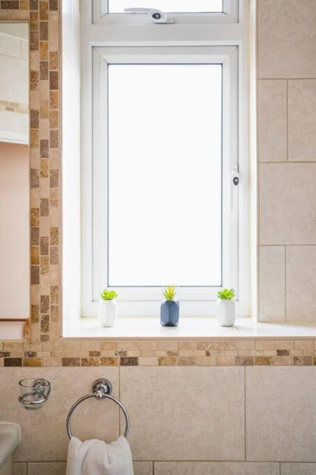 Апартаменты Wembley Arch View, 4-bed House, Drive For 2 Cars Лондон
