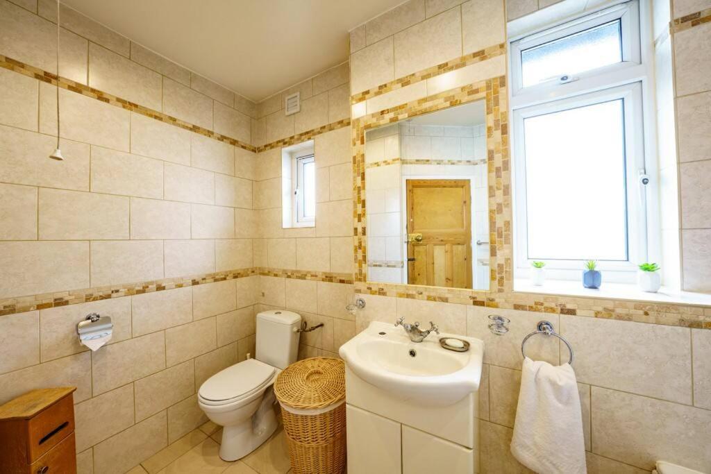Апартаменты Wembley Arch View, 4-bed House, Drive For 2 Cars