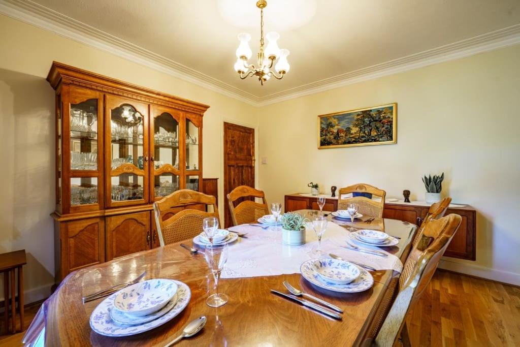 Wembley Arch View, 4-bed House, Drive For 2 Cars Апартаменты *