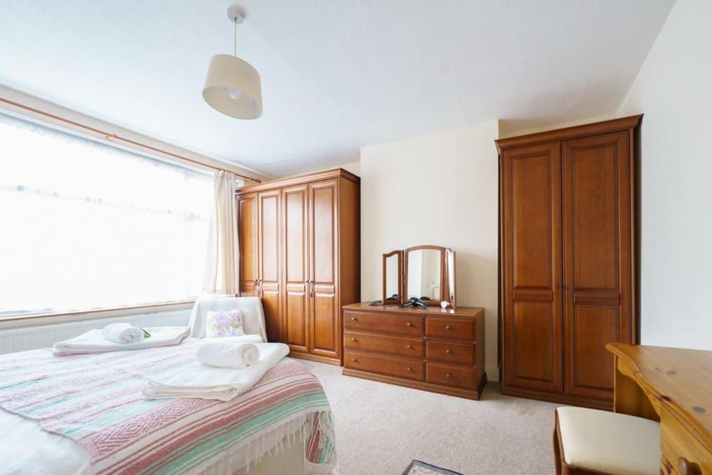 Wembley Arch View, 4-bed House, Drive For 2 Cars Лондон
