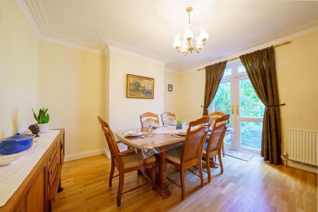 Апартаменты Wembley Arch View, 4-bed House, Drive For 2 Cars Лондон