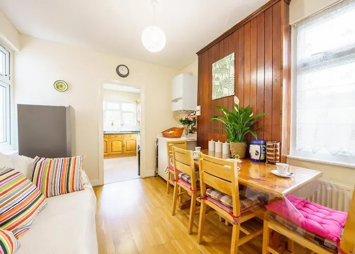Wembley Arch View, 4-Bed House, Drive For 2 Cars